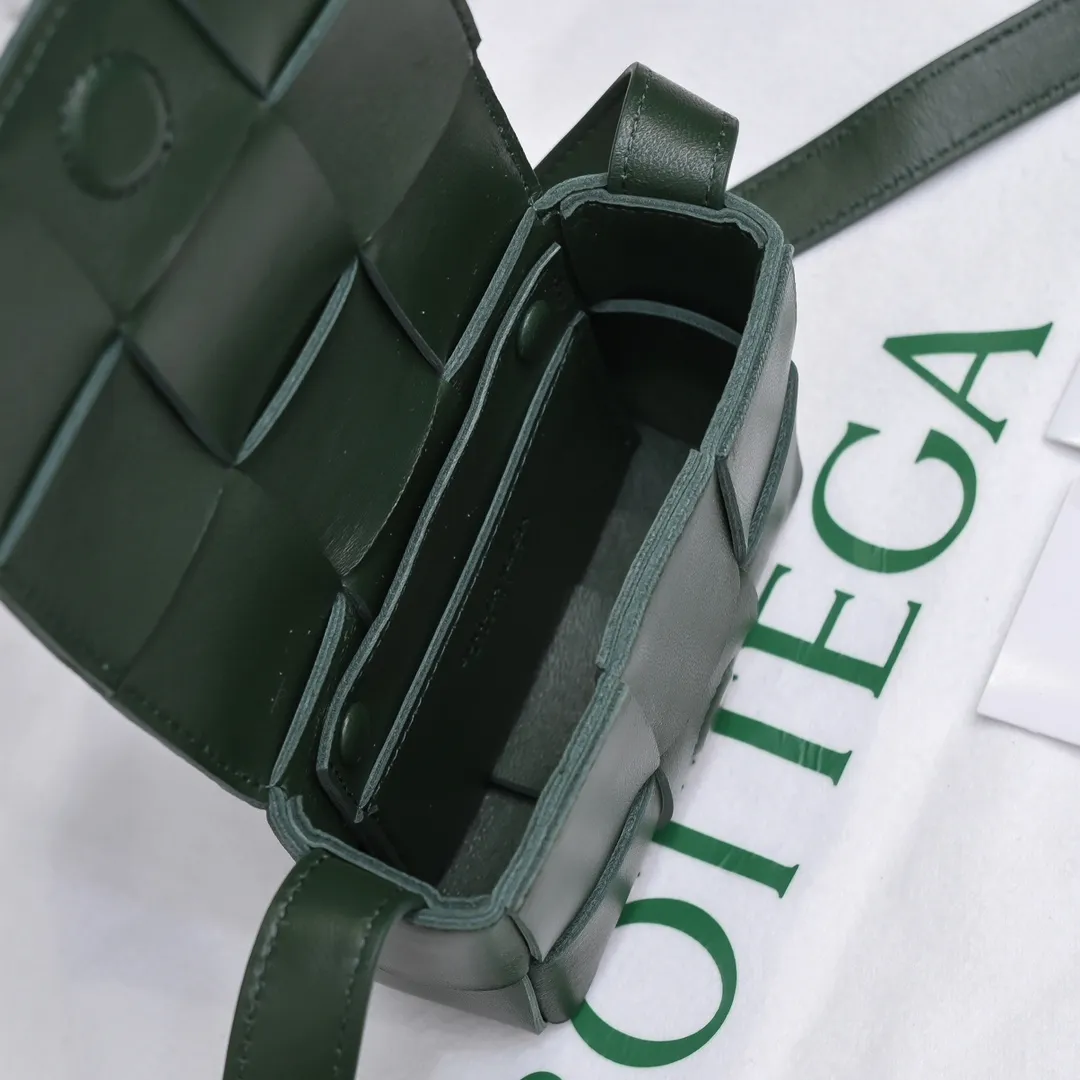 𝗕𝗼𝘁𝘁𝗲𝗴𝗮 𝗩𝗲𝗻𝗲𝘁𝗮———— New product𝗺𝗶𝗻𝗶 A super cute one𝒎𝒊𝒏𝒊 𝒄𝒂𝒔𝒔𝒆𝒕𝒕𝒆, a must-have for delicate girls. It’s the same height as lipstick. Although it can’t fit my phone, it can fit all my cuteness and lipstick❗️ Size: 12*8*4cm Model: 6813#